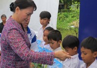 Wakil Ketua MN Vietnam Nguyen Thi Kim Ngan mengunjungi keluarga yang mendapat kebijakan prioritas  di pulau Phu Quoc. - ảnh 1